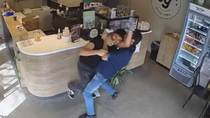 Entró a pedir ayuda a una heladería y robó las propinas: Yo lo estaba queriendo ayudar Entró a pedir ayuda a una heladería y robó las propinas: Yo lo estaba queriendo ayudar