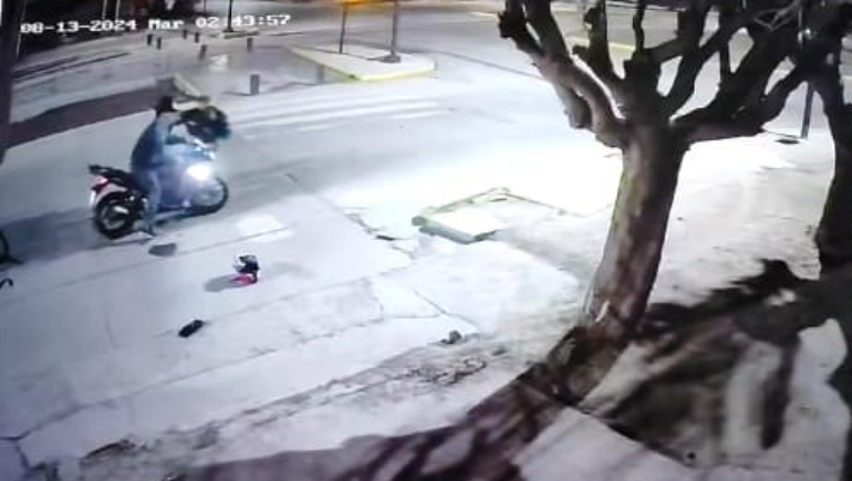 La víctima del robo quedó casi inconsciente por las piñas y patadas que recibió en el piso. 