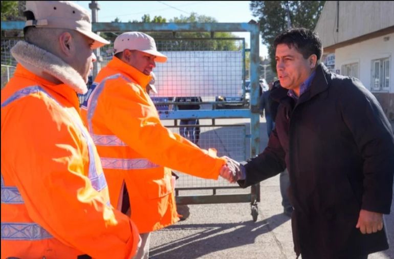 Claudio Vidal saluda a trabajadores pesqueros en Puerto Deseado, dondo no tuvo ningún contratiempo. Claudio Vidal saluda a trabajadores pesqueros en Puerto Deseado, dondo no tuvo ningún contratiempo.