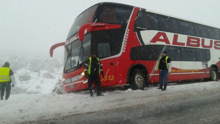 El colectivo se despistó cerca de Plaza Huincul.