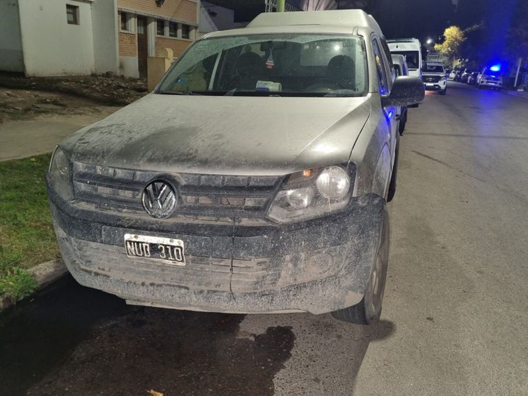El auto fue inspeccionado ocularmente por las autoridades luego del macabro suceso. (Foto: LU32 Bahía Blanca) El auto fue inspeccionado ocularmente por las autoridades luego del macabro suceso. (Foto: LU32 Bahía Blanca)