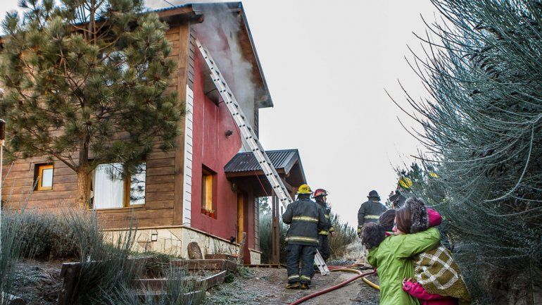La vivienda en el barrio Ruca Hue se salvó de milagro de las llamas.