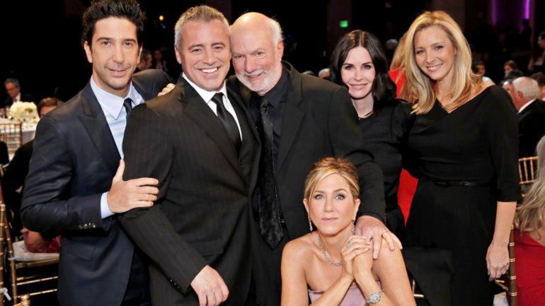 Burrows en el centro posa con casi todo el elenco de Friends: David Schwimmer