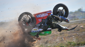 espectaculares caidas en los ensayos del superbike en centenario espectaculares caidas en los ensayos del superbike en centenario
