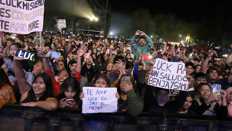 El público bailó y cantó en la noche del sábado con Luck Ra en la chacra municipal de Centenario.