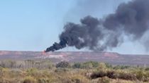 Uno de los mecheros de Loma La Lata. A veces sale humo negro de los venteos.