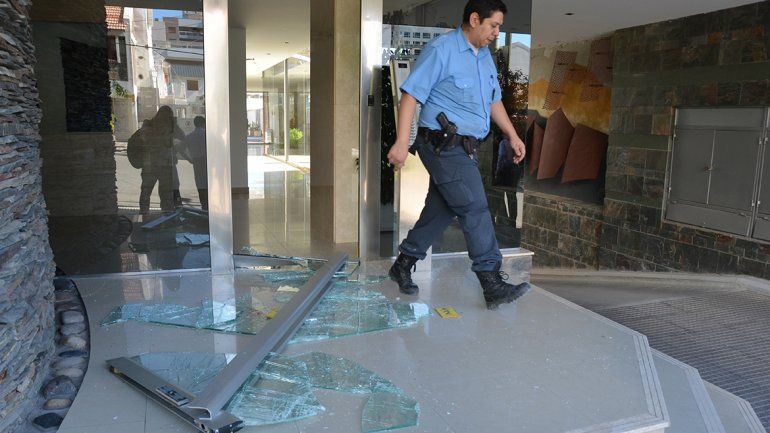 Misterioso crimen en el alto: lo mataron de 17 puñaladas y quisieron quemar la vivienda