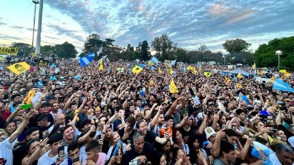 Denuncian persecusión a militantes de Javier Milei