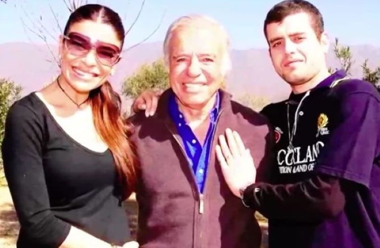 Zulemita Menem junto a su padre, el ex presidente Carlos Menem, y se hermano Carlitos Nair. Zulemita Menem junto a su padre, el ex presidente Carlos Menem, y se hermano Carlitos Nair.