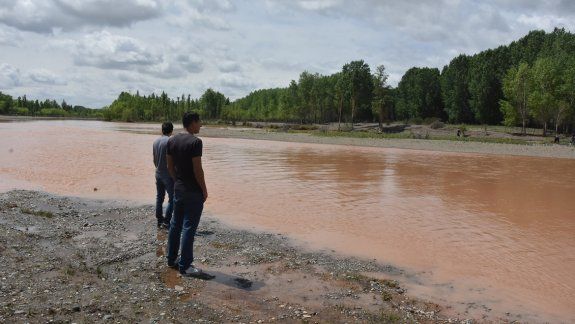 Marrón como el río Paraná. Así lucían ayer las aguas del río Limay luego de las fuertes precipitaciones del domingo y el lunes en la zona de la confluencia.