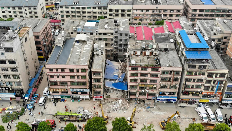 China: colapsó un edificio donde funcionaban tiendas, un cine y un restorán