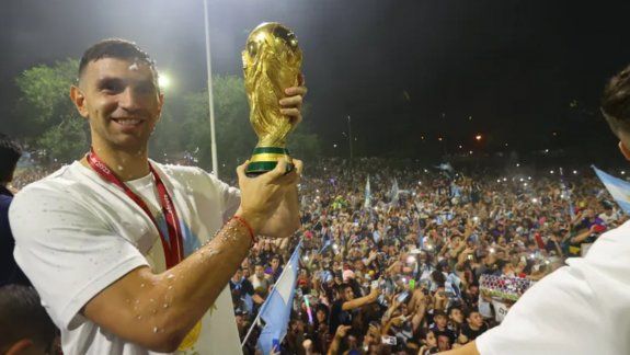 Trajeron la Copa: la Selección Argentina llegó al país