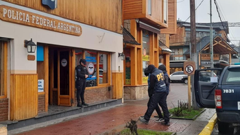 El sujeto fue demorado en inmediaciones a la plaza central de San Martín de los Andes. El sujeto fue demorado en inmediaciones a la plaza central de San Martín de los Andes.