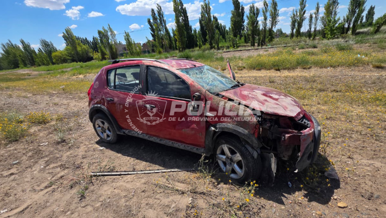 Ruta 22: una mujer se quedó dormida al manejar y volcó tras chocar contra un poste de luz