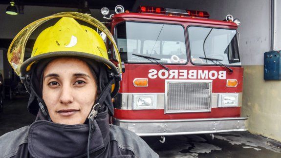 Incansable y sin límites, siempre dispuesta a ayudar.Además de bombera, Sandra Saso es conductora náutica y en los veranos trabaja en el río Limay. Dice que todavía le queda pendiente convertirse en rescatista de alturas. Ya tuvo algunas p