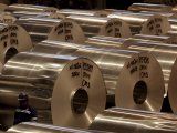 Foto de archivo. Bobinas de aluminio en una fábrica de metales en Pindamonhangaba, Brasil. 19 de junio de 2015. REUTERS/Paulo Whitaker.