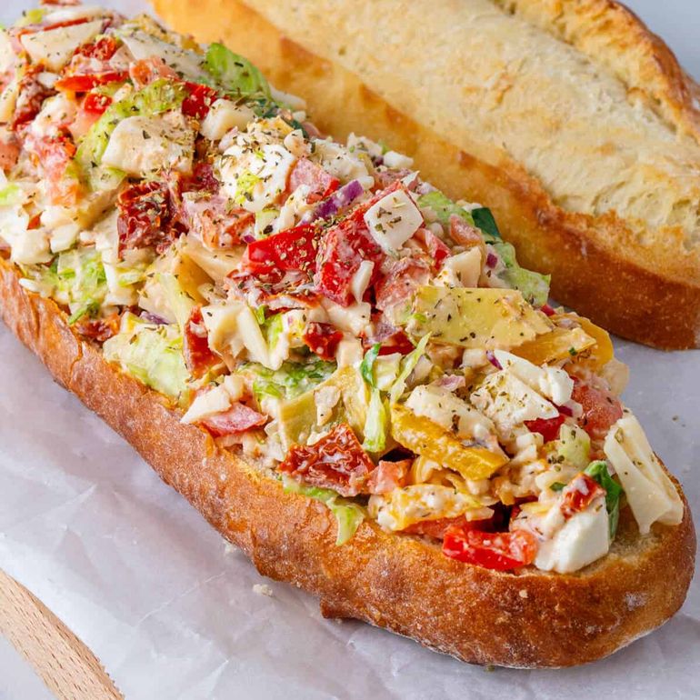 Colorido y sabroso. Un sándwich ideal para el verano. Colorido y sabroso. Un sándwich ideal para el verano.