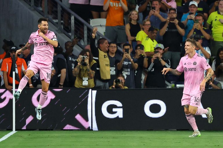 Leo festeja su golazo. Gambeteó a un rival y, a la carrera, sacó un zurdazo que se metió en el ángulo. Leo festeja su golazo. Gambeteó a un rival y, a la carrera, sacó un zurdazo que se metió en el ángulo.