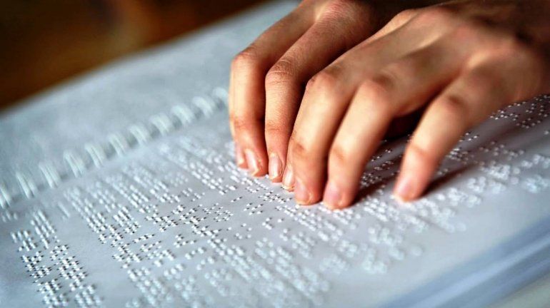 El alfabeto Braille consiste en celdas de seis puntos en relieve