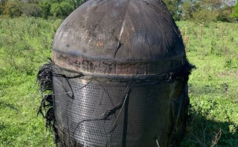 Misterio en un campo argentino por un extraño y enorme objeto que cayó del cielo