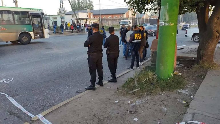 Macabro hallazgo de dos brazos calcinados sobre una vereda