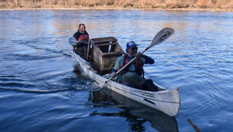 Centenario: salieron en 15 kayaks a limpiar el río Neuquén