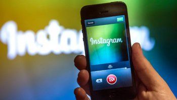 La versión 10.12 de Instagram permite guardar el video en tu celular.