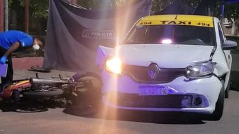 Chubut. Joven motociclista murió atropellado por un taxi.