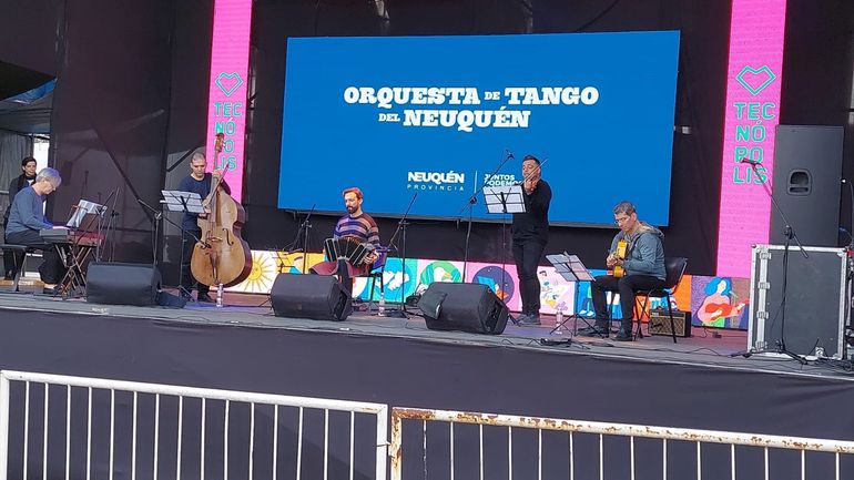 La Orquesta de Tango de Neuquén dirigida por el pianista Enrique Nicolás se presentó en Tecnópolis.