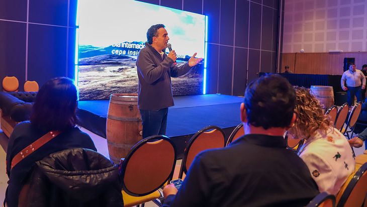 Cabrera, gran conocedor del terroir neuquino. Cabrera, gran conocedor del terroir neuquino.