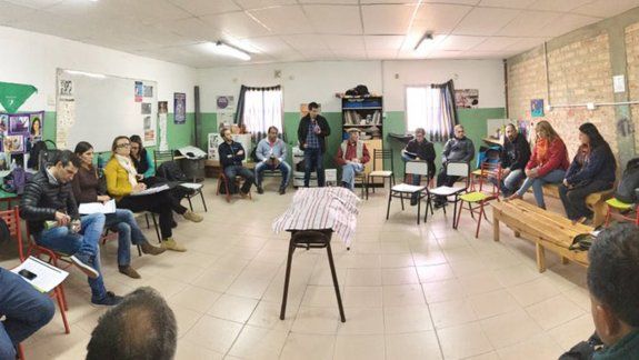 Concejales y vecinos de Nueva Esperanza, el martes en una reunión.