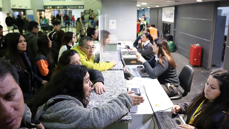 Video: con insultos y gritos, así fue el tenso cruce por los vuelos cancelados de Flybondi en Neuquén