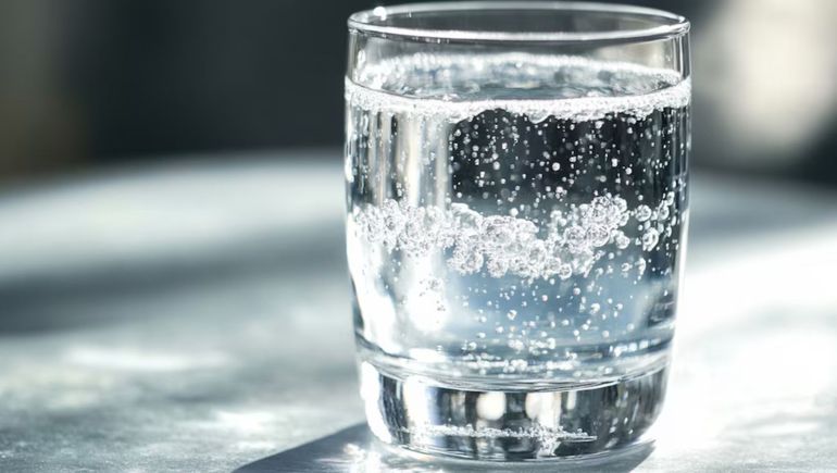 ¿Por qué aparecen burbujas en un vaso de agua?