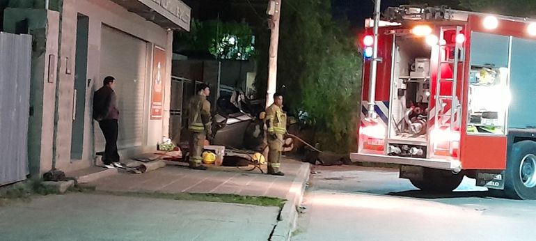 El accidente fatal en Cipolletti dejó tres muertos. Foto LMC. El accidente fatal en Cipolletti dejó tres muertos. Foto LMC.