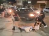 El joven es asistido tras golpearse la cabeza contra la vereda por la trompada que lo tumbó de espaldas, en una esquina de habitual encuentro en la movida nocturna de Comodoro Rivadavia. 