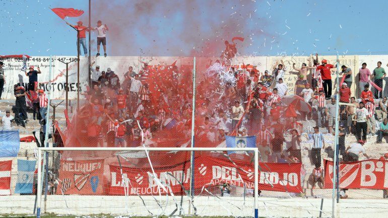 Tanto el público del Rojo como el de Cipo aportaron lindas postales al derbi. Banderas