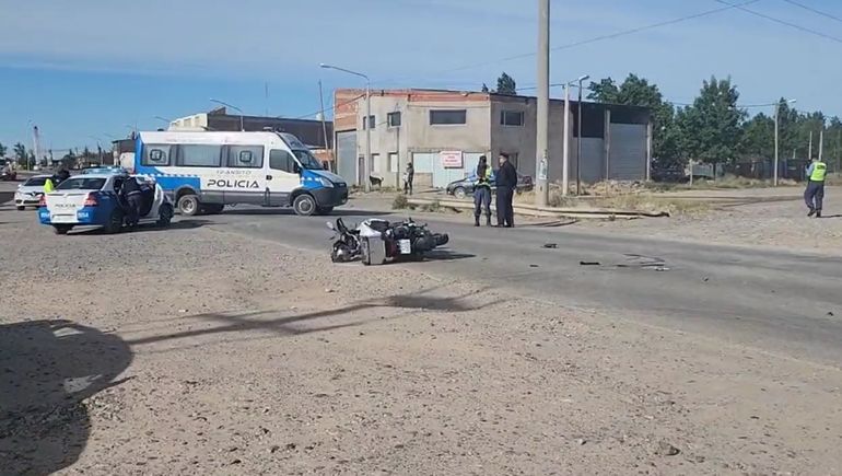 Impactante: un motociclista perdió un pie en un choque contra un auto