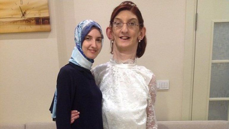 La chica tiene una silla de ruedas hecha especialmente a su medida y se traslada con la ayuda de un andador. Además