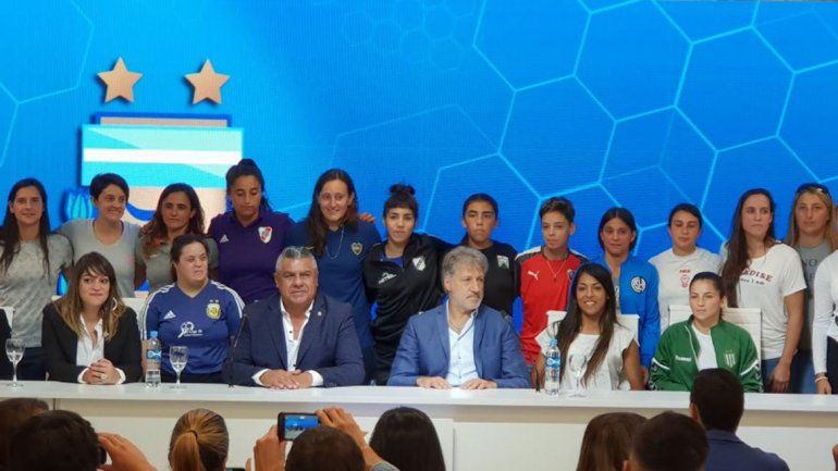 ¡Histórico! El fútbol femenino se vuelve profesional en la Argentina