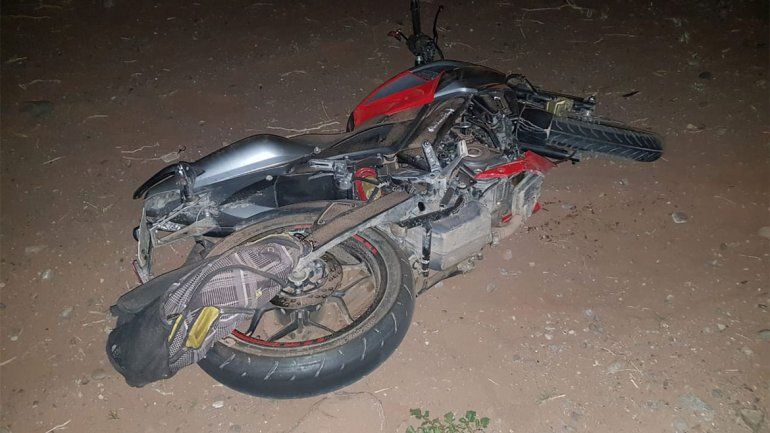 Noche trágica: se despistó con su moto, atropelló a un peatón y murió por la caída