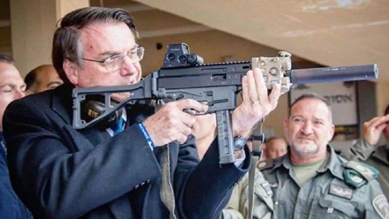 Bolsonaro a los brasileños: Todos tienen que comprar un fusil