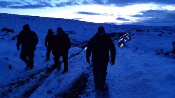 Fueron a rescatar a un criancero y quedaron atrapados en la nieve