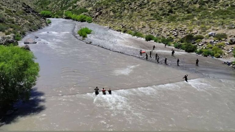 Cómo sigue la búsqueda del criancero que cayó al río Varvarco