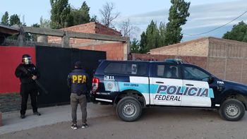 El allanamiento en el punto de venta de drogas de Cutral Co. El allanamiento en el punto de venta de drogas de Cutral Co.