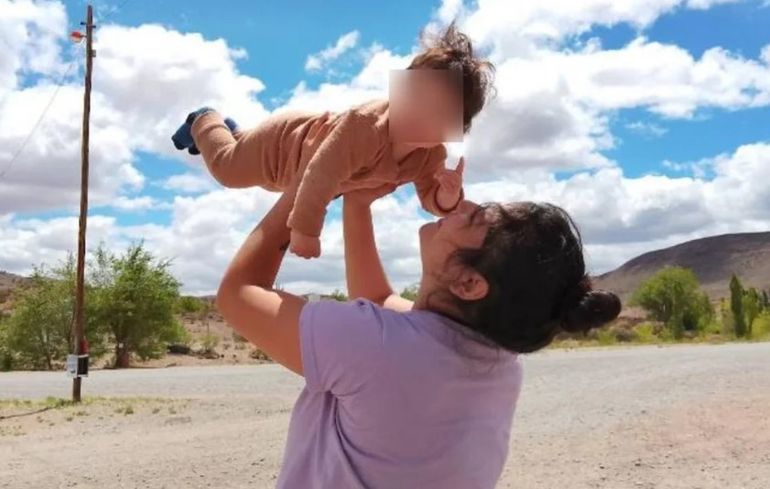 Puerto Madryn: Bianca y su bebé, en la imagen que publicó en Facebook.