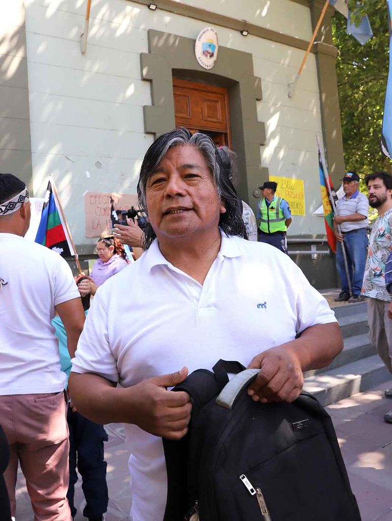 Jorge Nahuel, referente de la Confederación Mapuche del Neuquén, frente a Casa de Gobierno. Jorge Nahuel, referente de la Confederación Mapuche del Neuquén, frente a Casa de Gobierno.