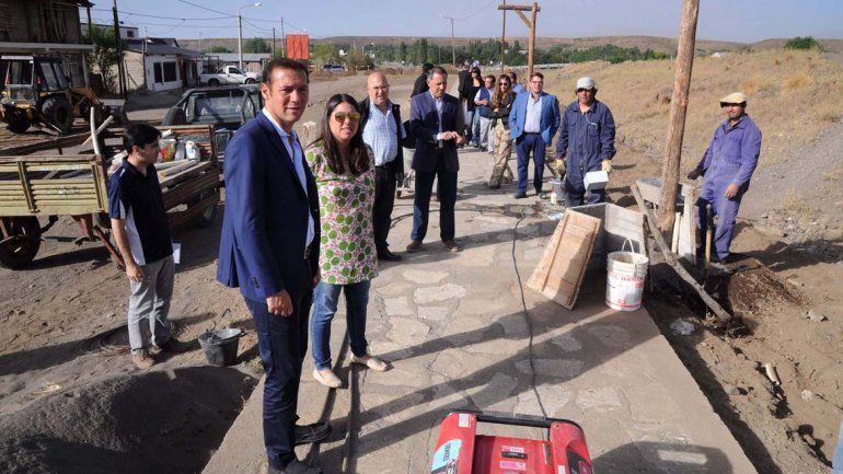 Gutiérrez recorrió obras de iluminación en Loncopué.