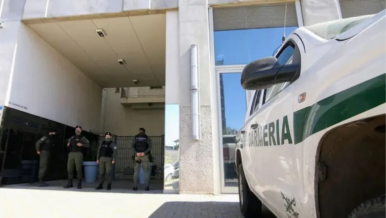 La causa derivó en 20 allanamientos simultáneos y en una de las mayores operaciones internas contra efectivos de la fuerza en los últimos años. La causa derivó en 20 allanamientos simultáneos y en una de las mayores operaciones internas contra efectivos de la fuerza en los últimos años.