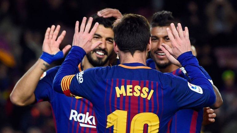 Messi saltó del banco sobre el final y salvó el invicto de Barcelona