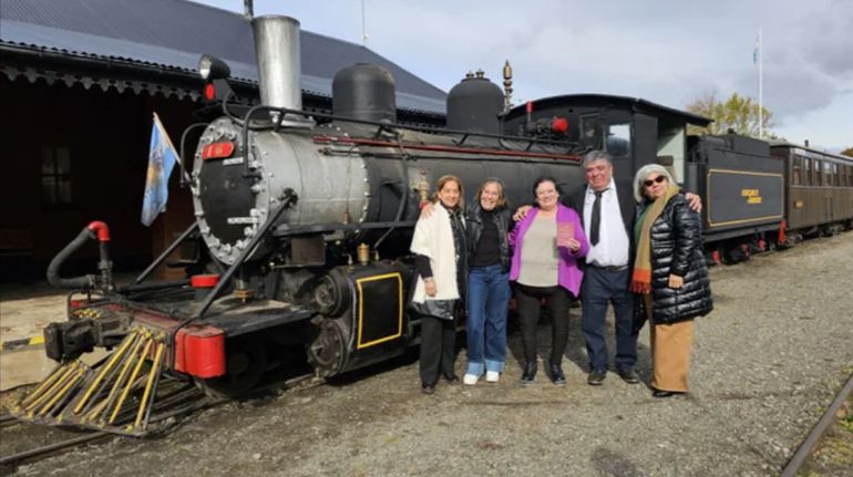 Las hermanas del maquinista llegaron de sorpresa desde Buenos Aires e irrumpieron en la ceremonia de sorpresa y con una humorada. Las hermanas del maquinista llegaron de sorpresa desde Buenos Aires e irrumpieron en la ceremonia de sorpresa y con una humorada.